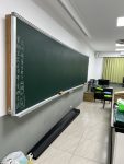 曙光樓3樓綜合實驗室2電動投影布幕掉落
