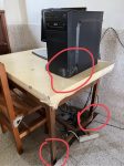 電腦桌、電腦、旁邊插座
