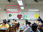 教室後方燈管閃爍